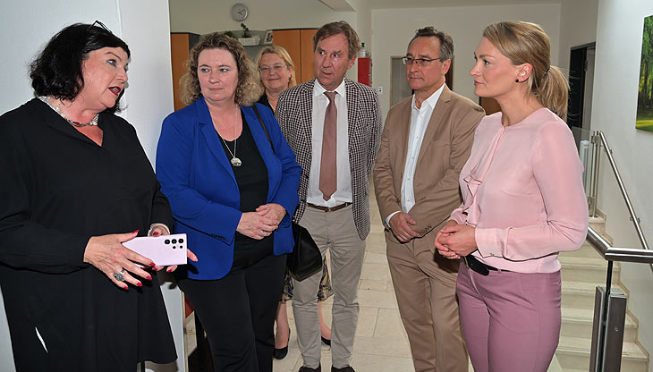 Amy Kanstinger, Kerstin Schreyer, Ralph Piller, Andreas Lorenz, Judith Gerlach beim „Sonnenhof“– eine Wohneinrichtung für Intensiv-Pflegebedürftige in Grünwald (©Foto: Alexander Horeisch) 